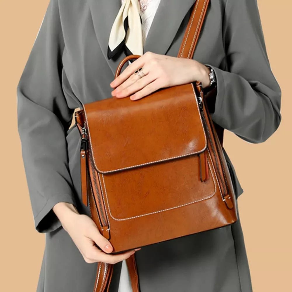 Sac à dos en cuir véritable marron avec fermeture à rabat, multiples poches zippées