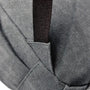 Sac à dos garçon ce1 en tissu tissé gris avec bandoulière noire en gros plan