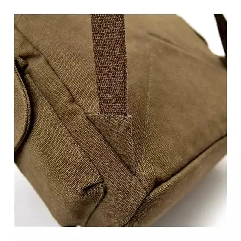Zoom sur un sac en toile de coton marron avec sangle solide et couture visible
