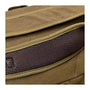 Close-up du sac à dos homme en toile canvas avec poignée rembourrée en mesh