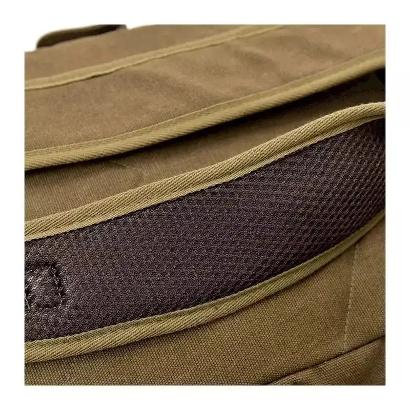 Close-up du sac à dos homme en toile canvas avec poignée rembourrée en mesh