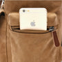 Sac à dos en toile beige avec poche zippée tenant un iPhone 6 au dos