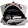 Sac à dos gris ouvert avec ordinateur portable, bouteille d’eau et livres pour femme