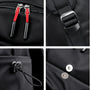 Détails en gros plan du sac à dos pour ados avec zippers, boucle et fermeture magnétique