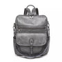 Sac à dos en cuir gris faux avec plusieurs compartiments zippés et une poche frontale à boucle