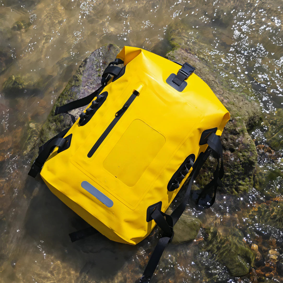Grand sac à dos imperméable jaune vif avec sangles noires