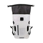 Grand sac à dos imperméable blanc avec accents noirs, fermeture roll-top et poches latérales