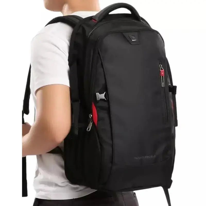 Sac à dos noir avec accents rouges et plusieurs compartiments pour le collège