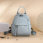 Petit sac à dos en cuir bleu clair avec poignée supérieure et bretelles réglables