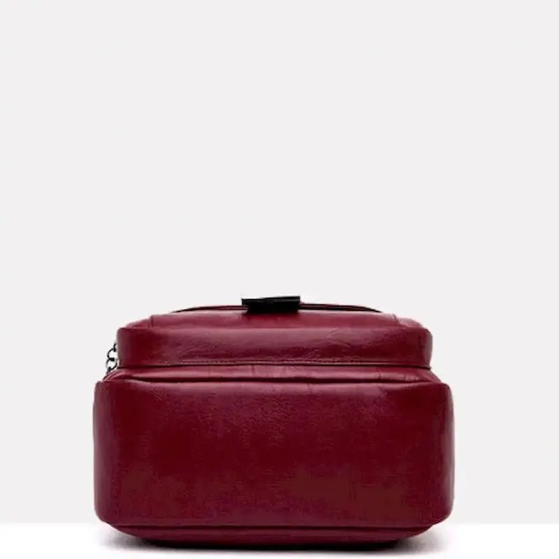 Sac à main en cuir rouge profond avec fermeture noire et fond structuré