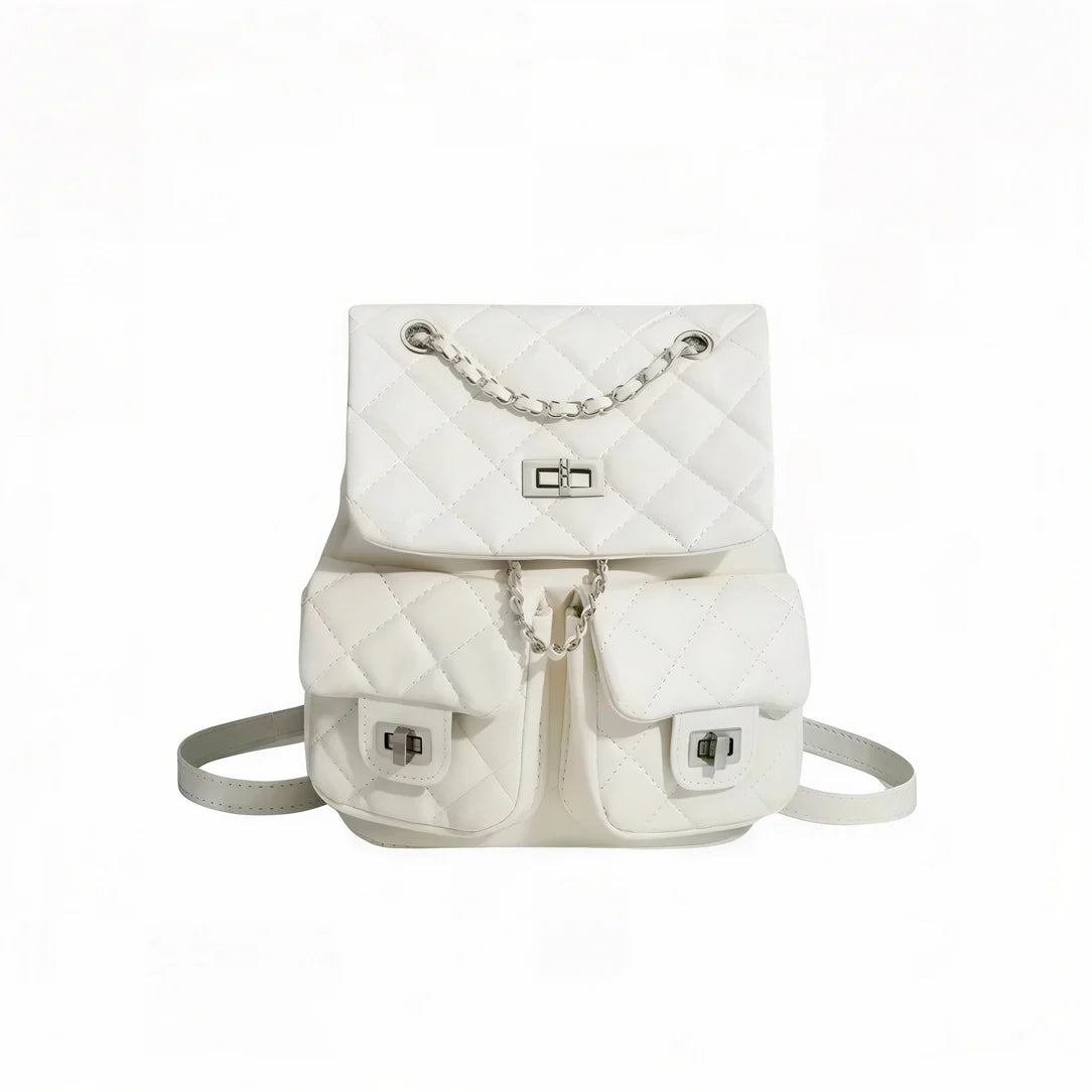 Petit sac à dos en cuir quilté blanc avec matelassé, ferrures argentées et sangle chaîne Granit