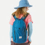 Petit sac à dos imperméable bleu léger avec bordure noire et patch blanc