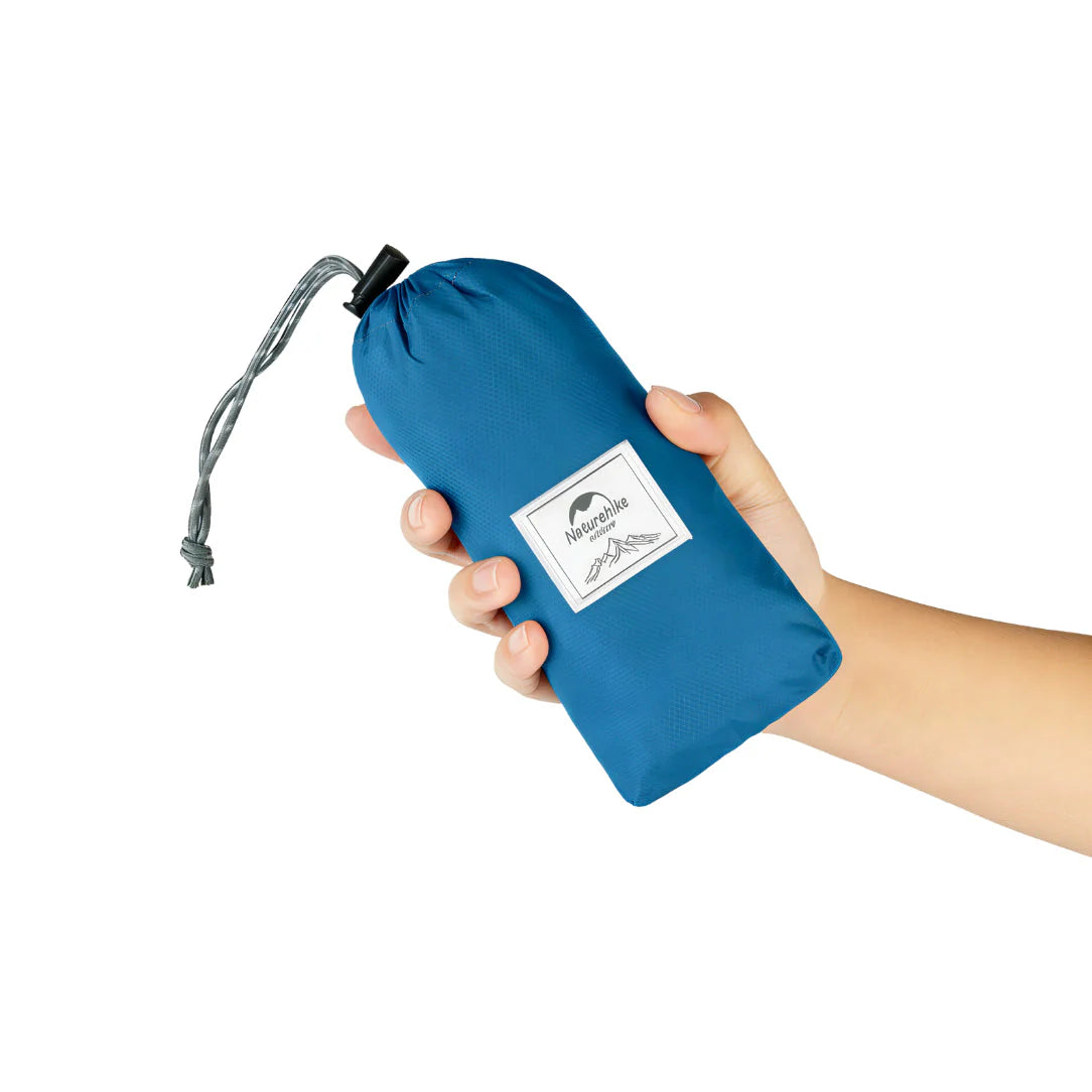 Petit sac à dos imperméable bleu en nylon avec cordon noir et logo montagne blanc