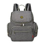Sac à dos à langer gris avec plusieurs compartiments zippés et poignées supérieures