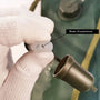 Person portant des gants blancs tenant une valve translucide avec un capuchon foncé