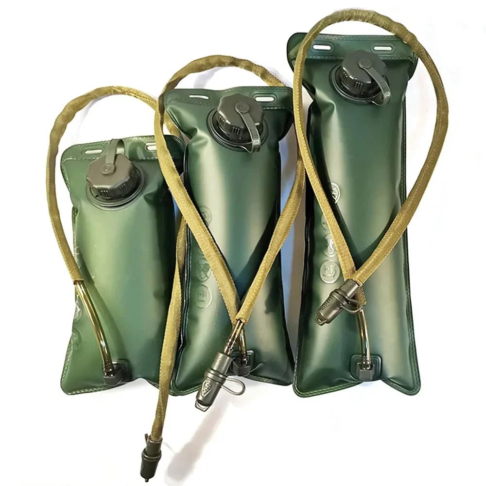 Trois poches d’hydratation vert foncé avec tubes et valves pour boire
