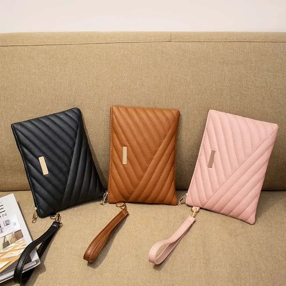 Trois pochettes en cuir matelassé pour femme en noir, marron et rose