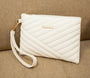 Pochette femme en cuir blanche à quilting, bandoulière enroulable et accessoires dorés