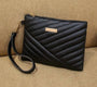 Pochette femme en cuir noir matelassé en faux cuir avec bandoulière et ornement doré