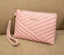 Pochette femme en cuir en tissu matelassé rose clair avec fermeture éclair et embellissement