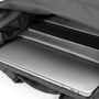 Sac de voyage Roll top Nebula XB avec un ordinateur portable et une tablette dans la poche rembourrée