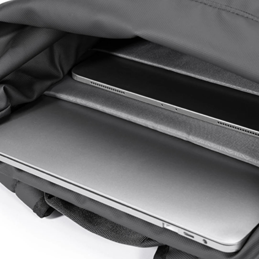 Sac de voyage Roll top Nebula XB avec un ordinateur portable et une tablette dans la poche rembourrée
