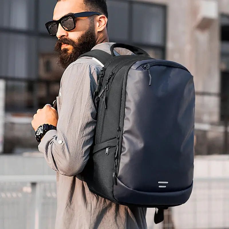 Sac à dos 3 compartiments noir et gris avec plusieurs poches et fermetures éclair