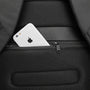 IPhone blanc dans une poche en mesh zippée du Sac à dos anti pickpocket Bastion II