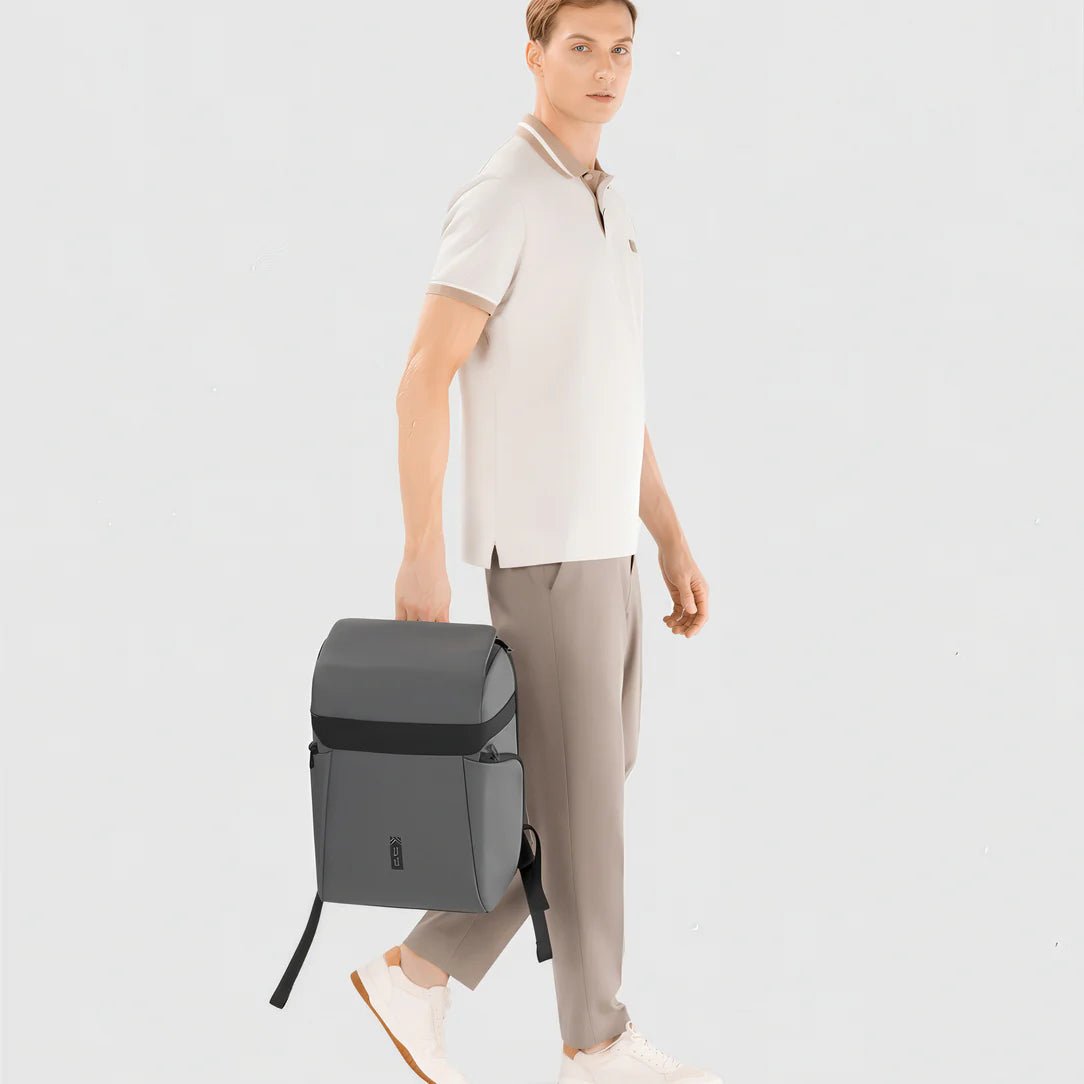 Homme portant polo blanc et pantalon beige avec Sac à dos antivol moderne Centaurus
