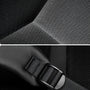 Détail d’un tissu noir texturé et d’une sangle réglable avec boucle sur Sac à dos TechShield