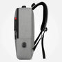 Sac à dos avec poche ordinateur gris et accents noirs, port de charge USB intégré