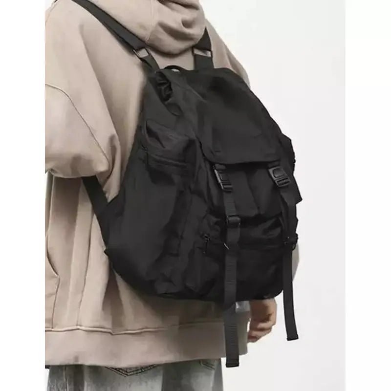 Sac à dos baroudeur homme en nylon noir avec rabat et boucles de fermeture