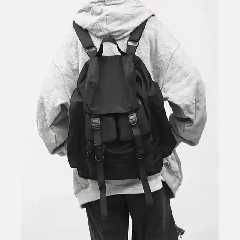 Sac à dos baroudeur homme en tissu noir avec boucles et multiples poches