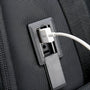 Sac à dos Xpac noir texturé avec port USB chargé et câble blanc