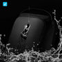 Sac à dos business femme noir étanche sous une éclaboussure d’eau
