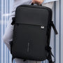 Sac à dos noir avec plusieurs compartiments et sangles réglables, probablement fabriqué en tissu résistant.