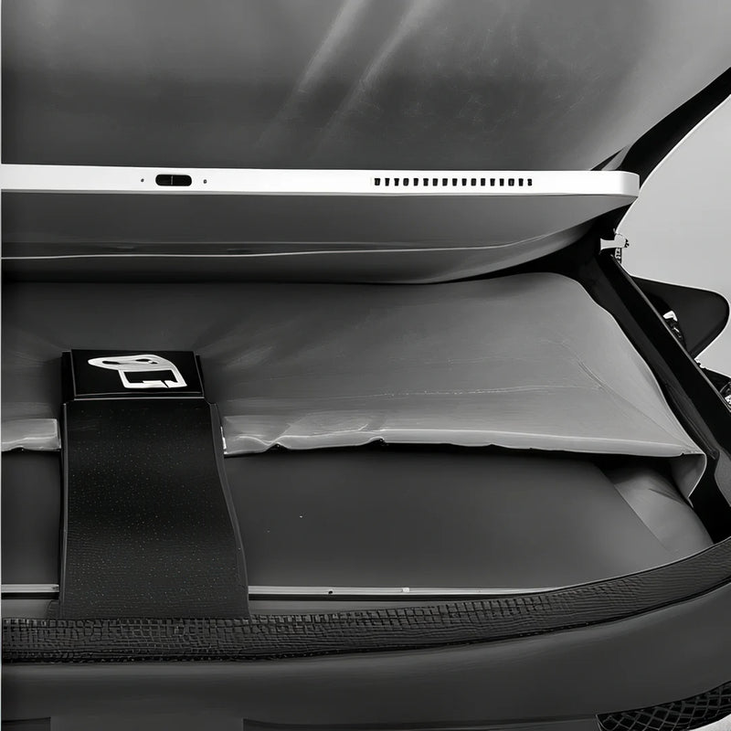 Sac à dos cabine PC 15 pouces MR96 avec un ordinateur portable noir partiellement ouvert et une tablette dans la pochette