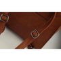 Sac à dos chic cuir en cuir marron avec boucles en argent