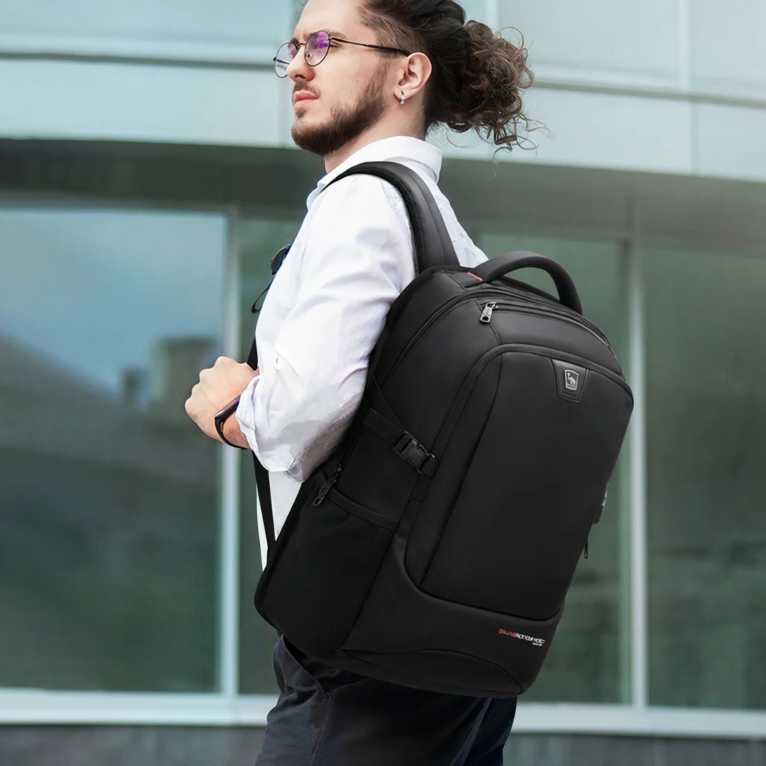 Sac à dos collège ergonomique PackWorld noir avec plusieurs compartiments et bretelles rembourrées