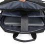 Sac à dos collège ordinateur noir ouvert avec un ordinateur portable gris à l’intérieur