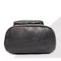 Vue inférieure d’un sac à dos en cuir marron foncé avec fermeture éclair pour homme décontracté