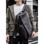 Sac à dos cuir homme luxe avec sac à main en similé cuir noir porté sur veste verte