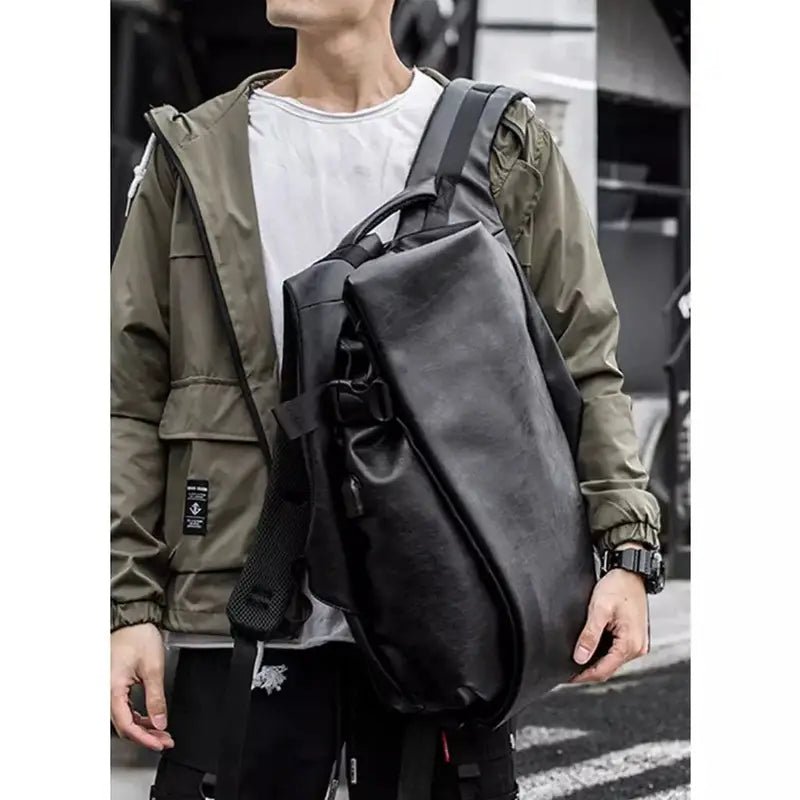 Sac à dos cuir homme luxe avec sac à main en similé cuir noir porté sur veste verte