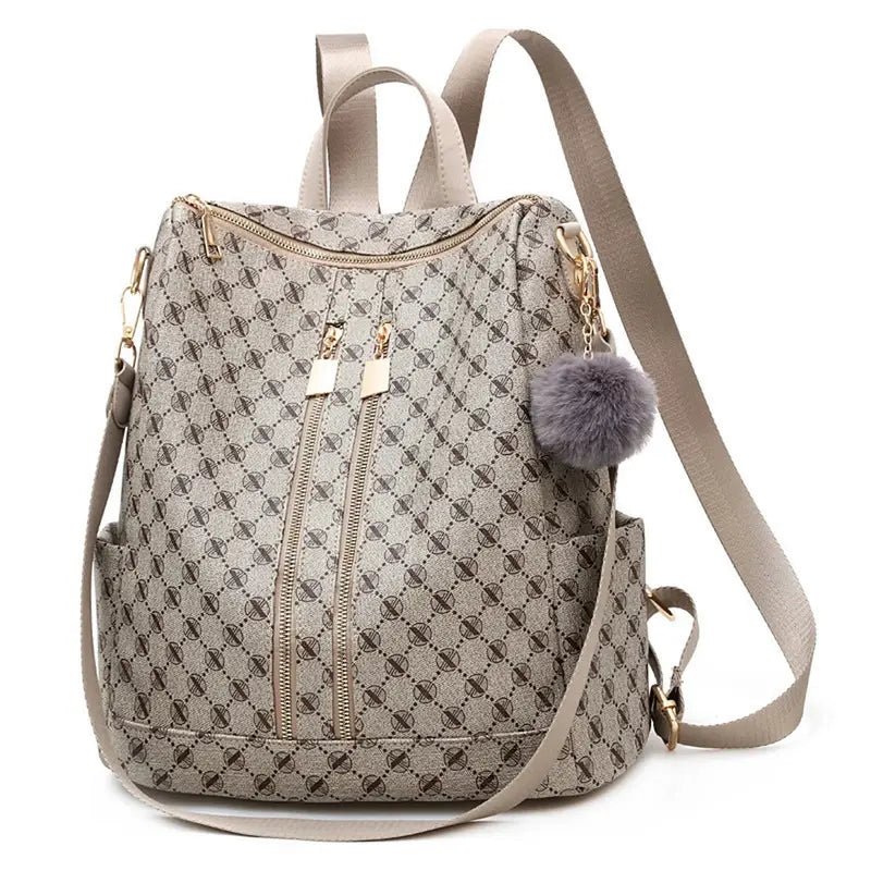 Sac à dos cuir beige avec motif et pom-pom en fourrure grise pour femme tendance