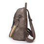 Sac à dos en cuir souple gris avec bandoulière rayée pour un style tendance