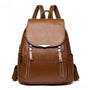 Sac à dos en faux cuir marron avec plusieurs poches zippées et rabat