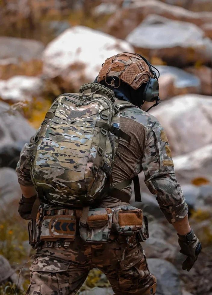 Sac à dos d’airsoft 35L camouflage tactique avec équipement porté par une personne