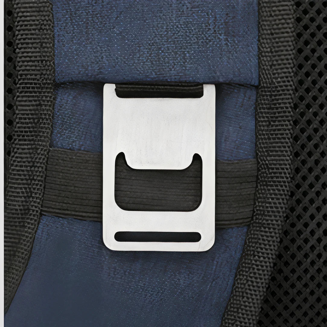 Ouvre-bouteille métallique et clip attachés à une sangle en tissu bleu marine pour Sac à dos de camping isotherme 24L