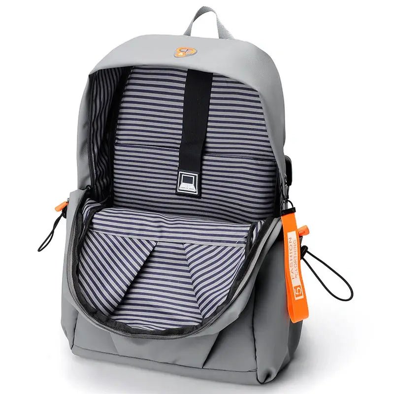 Sac à dos de lycée gris ouvert avec doublure rayée et étiquette orange