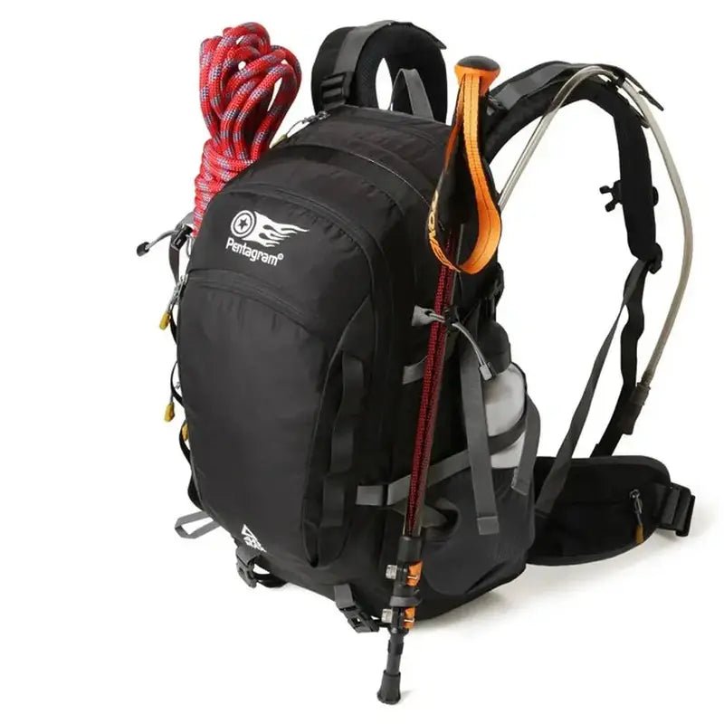 Sac à dos de marche nordique noir avec corde rouge enroulée et bâton de trekking attachés
